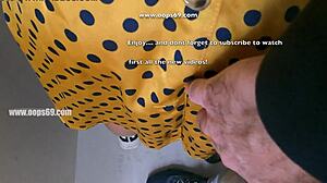 Le mari aime regarder un inconnu peloter le gros cul de sa femme dans les métros et bus bondés