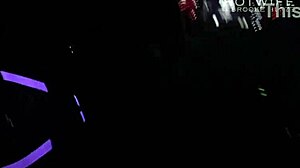 فتاة بنية مع كاحل مكسور تخون صديقها مع صديق