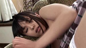 年輕日本女生第一次三人性愛雙重內射