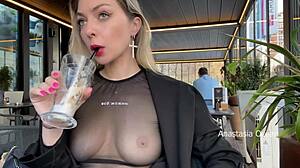 Blikám prsama v kavárně se skleněnými stěnami, nechávám všechny venku vidět přes průhlednou košili, bez podprsenky.