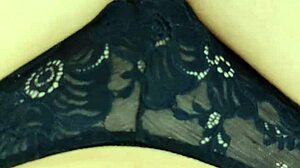 Chatte mouillée qui dégouline dans sa culotte pour toi