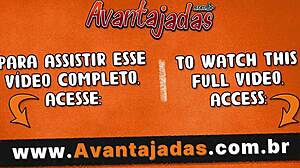 शौकिया बेब अपनी दोनों छेदों को छेड़ती है अकेली उत्तेजक वेबकैम शो में