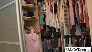 彼女が彼にマンコを振る舞う