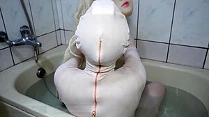 Kontor hushjelp i kigurumi catsuit utforsker selv-femdom lek