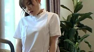 מטפלת אסייתית נכנעת להצגת זין קשה