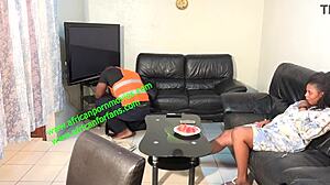 El musculoso manitas folla duro a la jefa después del trabajo en casa