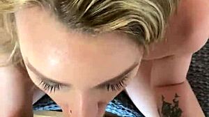 الصغيرة الشقية تدعو الجار للنيك بأداة المتعة المزدوجة الجديدة، يااا! 😍