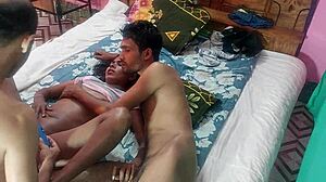 रियल एनल पाउंडिंग और प्यूसी ड्रिलिंग! दो लड़के उसके टाइट होल्स को रॉ होममेड एक्शन में स्ट्रेच करते हैं।