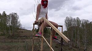 Βουαγιέρ κατασκοπεύει καμπύλες ώριμες λεσβίες σε δημόσιο πίσω δωμάτιο