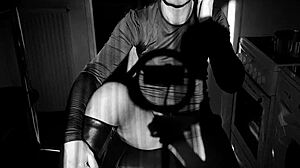 Karina modell csábítja a fotóst gőzös kulisszák mögötti felvételen