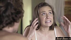 أخت زوجة جائعة للقضيب تحصل على لعق أصابع قدميها وجسمها يُضرب في لعبة تابو خيالية.