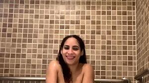 Krásná latinská princezna Yaya dráždí ve vyhřáté sprše