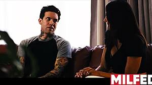 แม่เลี้ยงเงี่ยนอยากสนิทลูกเลี้ยงชายด้วยเซ็กส์ดาร์ตี้