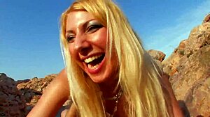 Terry retar i nätstrumpor medan han penetrerar den blonda 18+ slampan bakifrån i doggystyle