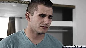 Yalnız anne Sovereign Syre üvey oğlu Nathan Bronson'u baştan çıkarıyor