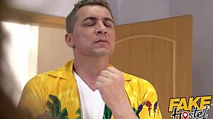 Festivalpiger forfører udlejer med svedig charme