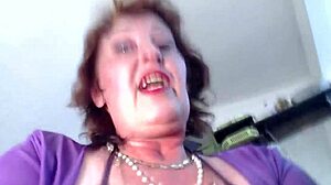 Ensimmäinen wc-orja video dawnskyen kanssa liian kuuma sinulle. Katso tämä kypsä milf likaisessa bdsm-aktiossa.