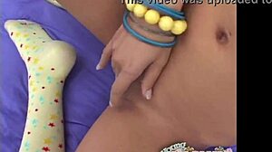 와! 젊은 야스민이 좁은 질 핑거링하며 남자가 경이롭게 봐