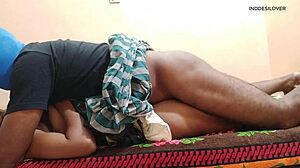 「ねえ、このホットなマダムが無垢な人をプライベートで誘惑するの見たい？」