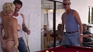 Érdekes nagyi és 18+ fiatal csatlakoznak forró orgiához vad barna és szőke akcióval