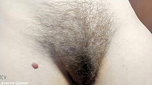 כוס שעירה בלונדינית משחקת עם הציצים העסיסיים שלה בתצוגה עירומה. הנכסים הטבעיים השמוטים שלה גונבים את ההצגה.