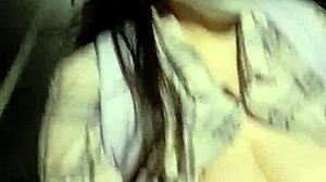 Caminhando pelo rio, eu exibo minhas tetas grandes para você