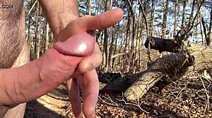 Gola se sproščam v gozdu po zimi