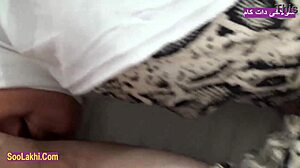 Έντονη ριμτζομπ δράση με τον σφιχτό κώλο μιας εκπληκτικής περσικής ομορφιάς.