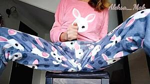 v pyžame hrá s čiernym vibrátorom