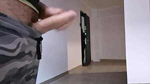 Ρε, Χτυπάω το Τεράστιο Πουλί Μου Περιμένοντας την Καυτή Γειτόνισσά Μου να Με Δει να Χτυπιέμαι και να Μπει για Άγριο Γαμάκι που Δεν Αντιστέκεται να Με Γαμήσει