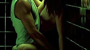 Ana de Armas çıplak vahşi seks partisinde, duşta meme emme ve öpüşme! 😍