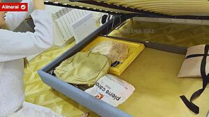 Ensimmäistä kertaa, poikapuoli poraa äitipuolta kovasti anaalissa. Voi ei, väärä reikä, sinä kusipää!