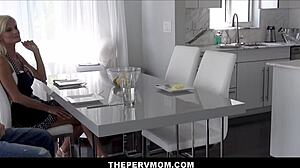 Stepmom Milf Blonde Olivia Blu godam anak tiri dekat ayah tiri