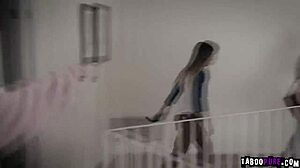 Mostohaanya irányítja leszbikus lányát a barát faszának szopására