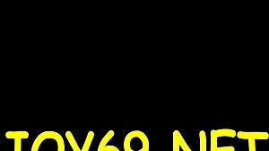 ワオ！優雅な18歳ティーンが上品なソフトコアオナニーで自ら指を入れる