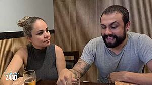 Rozmawiam o seksie z moją niegrzeczną subką, jedząc ją