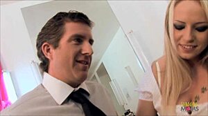 Stacey Saran geniet van wild trio met blonde slet en vriendje