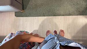 Nejžhavější brunetka svádí doručovatele bez kalhotek v dráždivé domácí hře. Její hubená prdel láká!