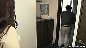 Sunt copleșit privind mama vitregă sugând disperată pentru spermă