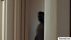 Oye, adivina quién está follando a una shemale caliente a pelo? ¡Mi hijastro pervertido!