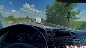 Уличен секс! Горещата Alyssa Bounty пръска за шофьора с див пръст в колата