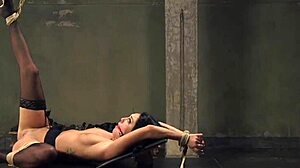 Kylie Rogue yoğun erotik masaj veriyor, döl boşalmasına ve tutkulu sekse götürüyor