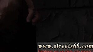 Mistress Anya Olsen mendominasi bondage kasar di luar ruangan