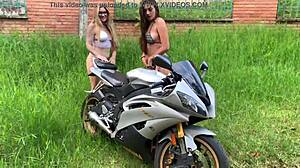 Hej Sara, prečo sa ty a tvoja kamarátka tak vzrušujete z motocyklov?