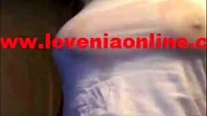 Moja seksi trudna tetka pokazuje svoje ogromne bradavice za tebe.