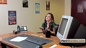 Γεια κυρία Madison, η θετή σου κόρη σε παρακολουθεί στο γραφείο;