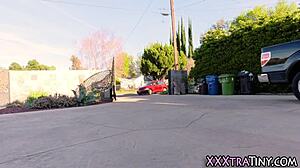 Drobna laska z dupą ostro walona wielkim kutasem! Dzika jazda!