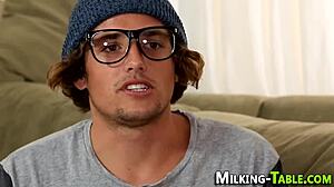 Gura maseuzei picură de la pulă mare după muie intensă