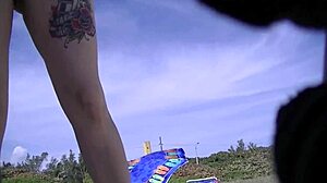 Istri exhibitionist pamer telanjang di pantai saat pernikahan