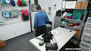 Milf Casca Akashova ditahan dan dibogel oleh pegawai Rusty Nails kerana curi